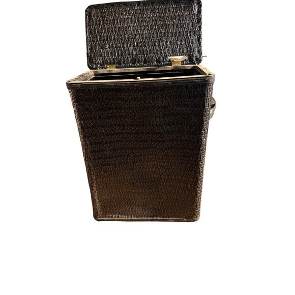 wicker hamper in a simple yet elegant pattern 
CarterBlack Lamont - Picture 1 of 7